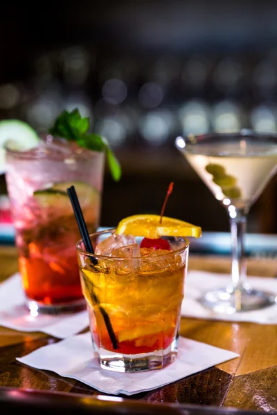 Барвисті коктейлі на барному столі — стокове фото