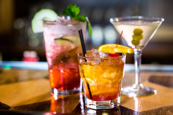 Colorful cocktails on the bar table — Stock Photo, Image