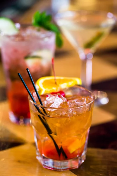 Kleurrijke cocktails op de bar tafel — Stockfoto