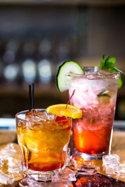 Kleurrijke cocktails op de bar tafel — Stockfoto