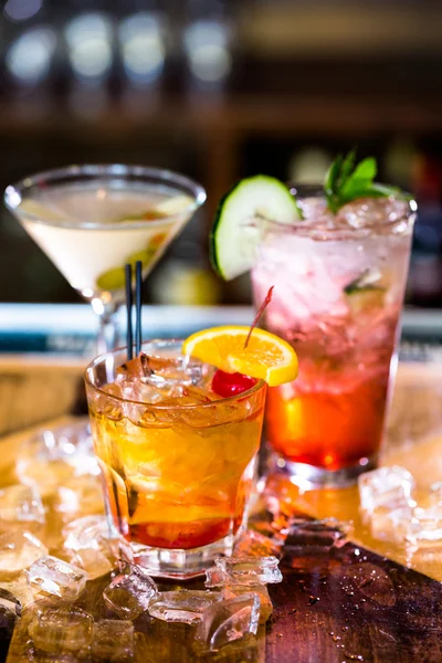 Coquetéis coloridos na mesa de bar — Fotografia de Stock