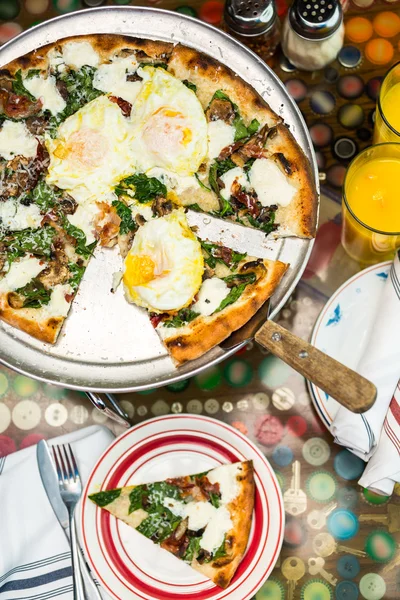 3 つのファーム新鮮な卵の朝食ピザ — ストック写真