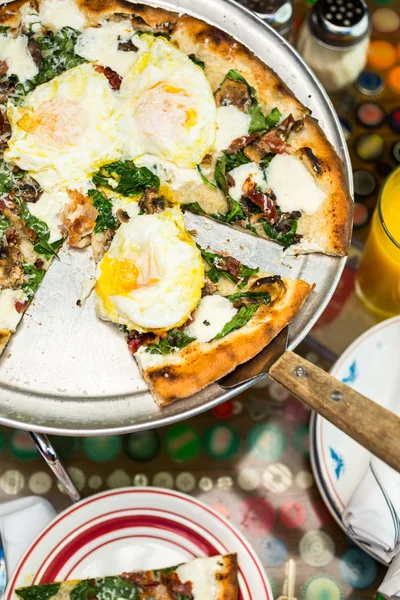 3 つのファーム新鮮な卵の朝食ピザ — ストック写真