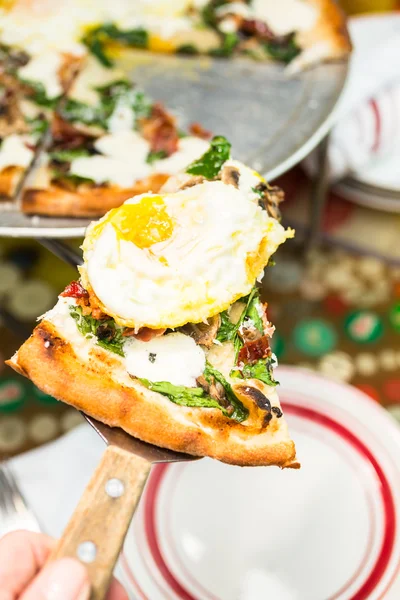 Pizza de pequeno-almoço com três ovos frescos — Fotografia de Stock