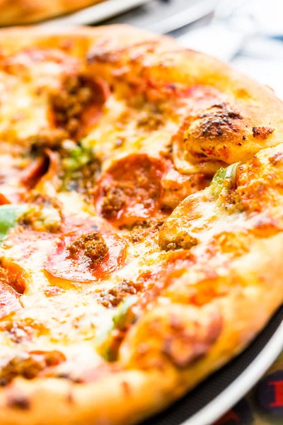 Frische Kombi-Pizza — Stockfoto
