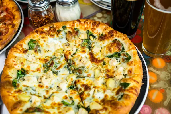 Pizza aux pignons de poulet — Photo