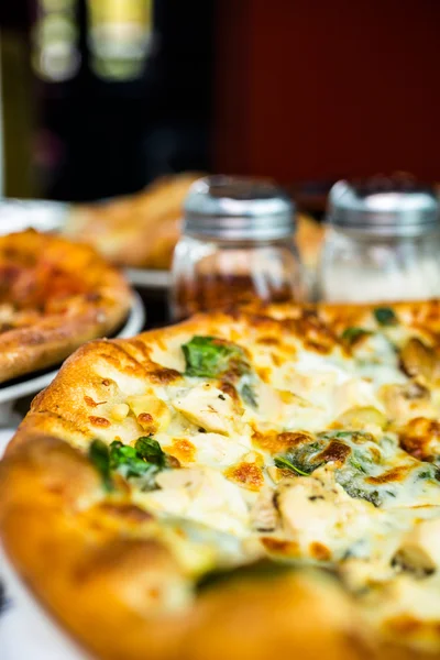 Kip pijnboomnoot pizza — Stockfoto