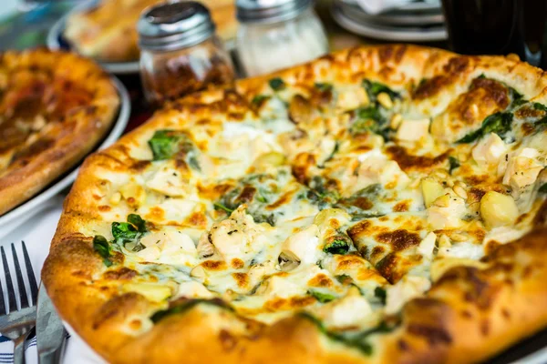 Pizza aux pignons de poulet — Photo