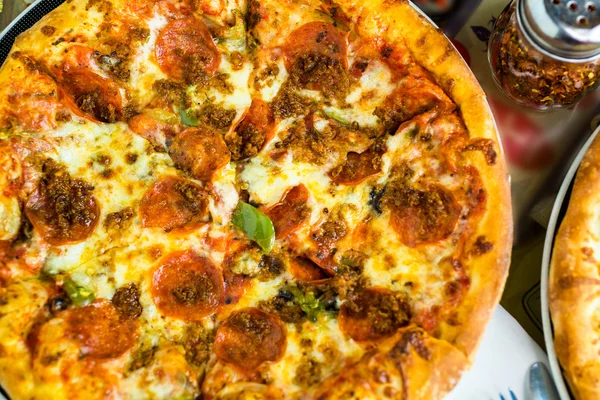 Pizza de combinação fresca — Fotografia de Stock