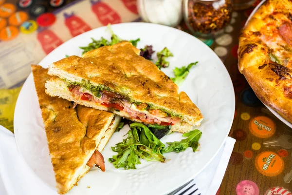 Prosciutto et provolone avec sandwich au pesto — Photo