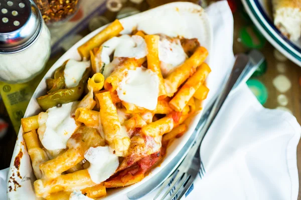 Färska ziti pasta med korv — Stockfoto