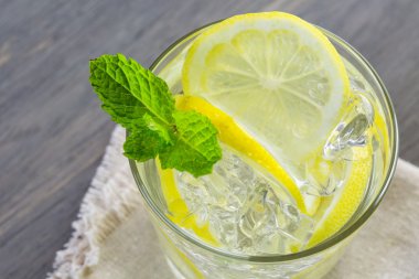 Taze narenciye meyve ve buz ile su