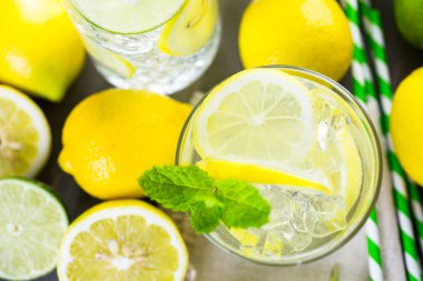 Taze narenciye meyve ve buz ile su