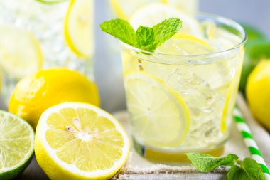 Taze narenciye meyve ve buz ile su.