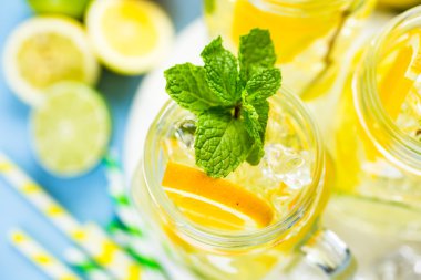 Taze narenciye meyve ve buz ile su