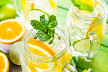 Taze narenciye meyve ve buz ile su