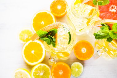 Taze narenciye meyve ve buz ile su