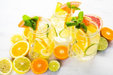 Taze narenciye meyve ve buz ile su