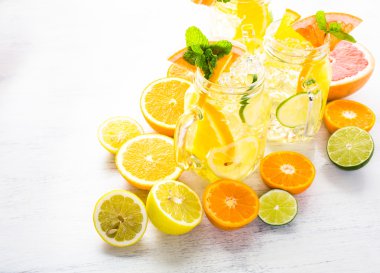 Taze narenciye meyve ve buz ile su