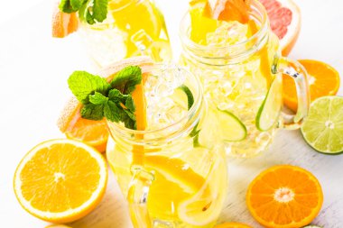 Taze narenciye meyve ve buz ile su