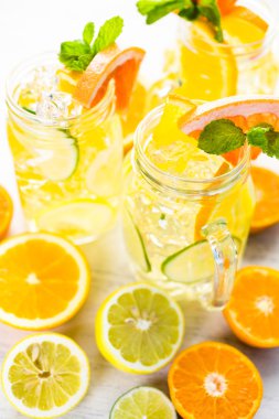 Taze narenciye meyve ve buz ile su