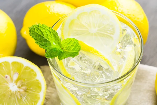 Voda s čerstvých citrusových plodů a LED — Stock fotografie