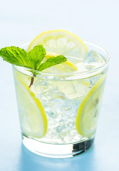 Water met verse citrusvruchten en ijs. — Stockfoto