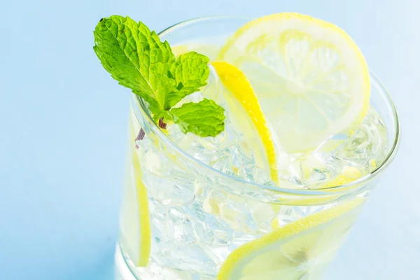 Voda s čerstvých citrusových plodů a LED. — Stock fotografie
