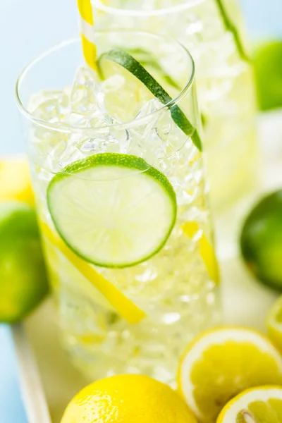 Voda s čerstvých citrusových plodů a LED — Stock fotografie
