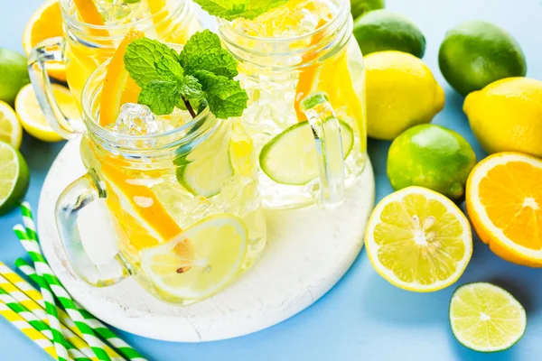 Vand med friske citrusfrugter og is - Stock-foto