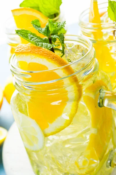 Água com citrinos frescos e gelo — Fotografia de Stock
