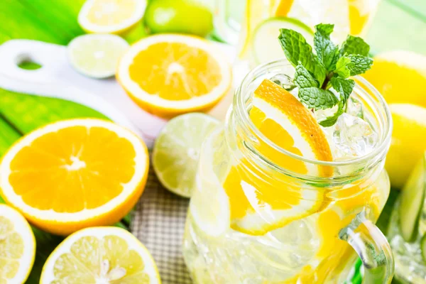 Water met verse citrusvruchten en ijs — Stockfoto