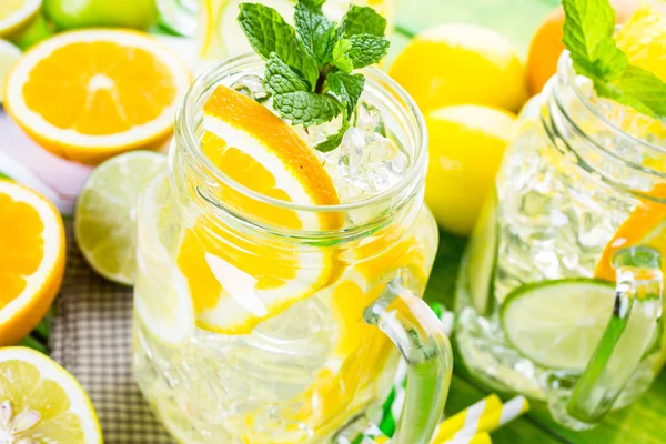 Water met verse citrusvruchten en ijs — Stockfoto
