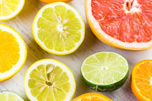 Gesneden verse citrusvruchten — Stockfoto