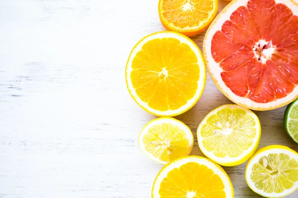 新鮮な柑橘系の果物をスライス — ストック写真