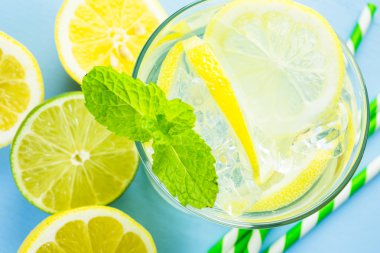 Taze narenciye meyve ve buz ile su