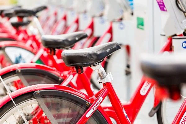 Fila de bicicletas rojas de alquiler — Foto de Stock