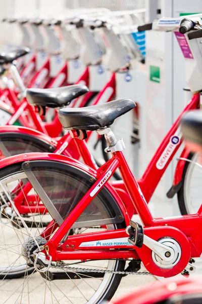 Fila de bicicletas de aluguer vermelho — Fotografia de Stock
