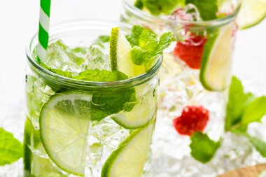 Organik turuncu ve çilek ile yapılan su.