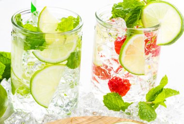 Organik turuncu ve çilek ile yapılan su.