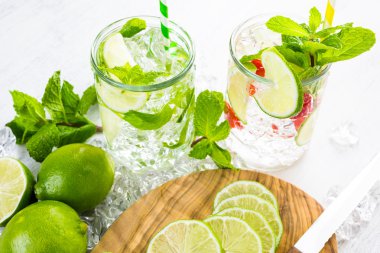 Organik turuncu ve çilek ile yapılan su.