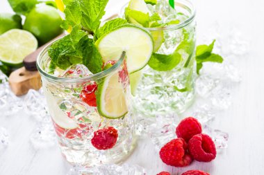 Organik turuncu ve çilek ile yapılan su.