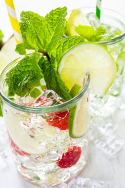 Organik turuncu ve çilek ile yapılan su.