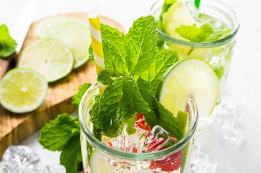 Organik turuncu ve çilek ile yapılan su.