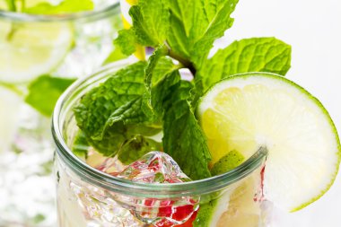 Organik turuncu ve çilek ile yapılan su.