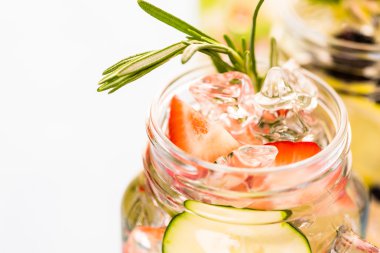 Organik turuncu ve çilek ile yapılan su