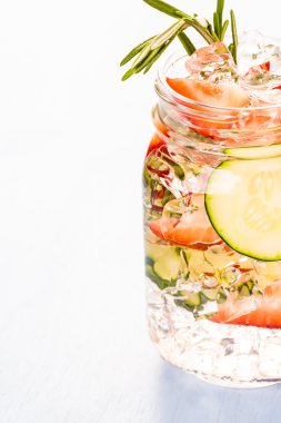 Organik turuncu ve çilek ile yapılan su