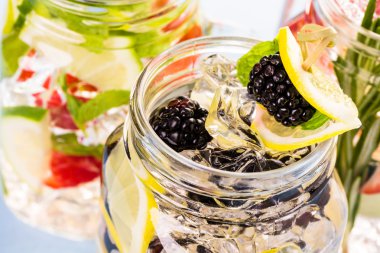 Organik turuncu ve çilek ile yapılan su