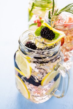 Organik turuncu ve çilek ile yapılan su