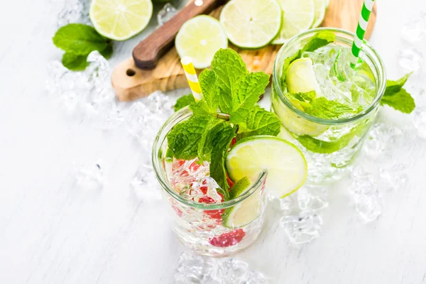 Agua elaborada con cítricos orgánicos y bayas . — Foto de Stock